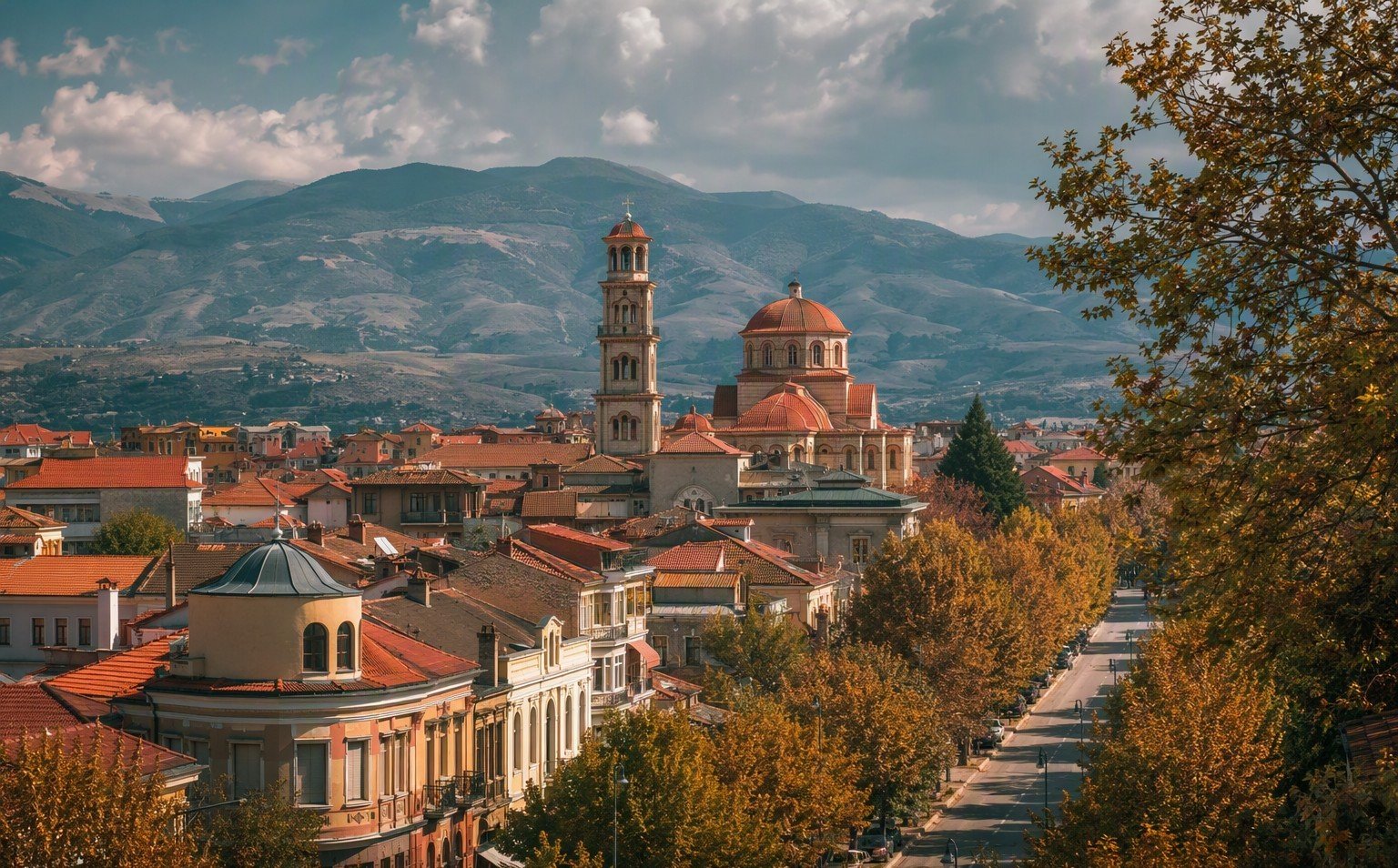 Il centro di Korca con la cattedrale ortodossa della Resurrezione e i viali alberati