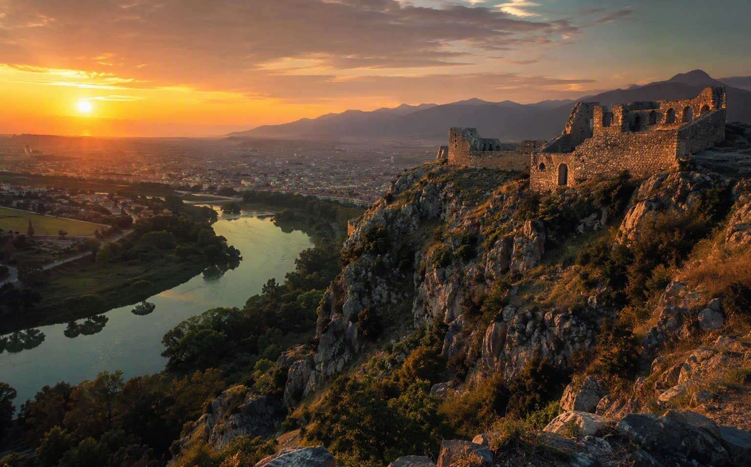 Il castello di Rozafa a Scutari con il lago e i fiumi sullo sfondo