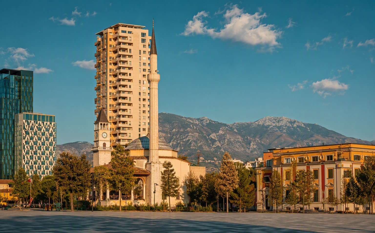 Piazza Skanderbeg a Tirana con i palazzi colorati del centro